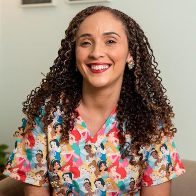 Foto da psicóloga Milena Santos sorrindo